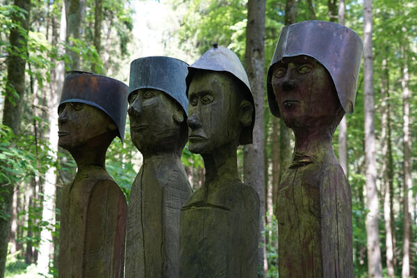Bild vergrößern: Holzfiguren im Wald